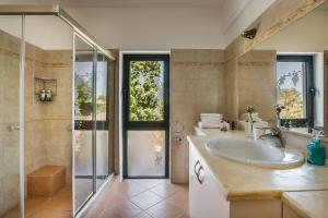 Ванная комната в Alekos Beach Houses-Eternity