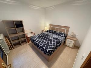 1 dormitorio con 1 cama con edredón blanco y negro en Laurel centro, en Logroño