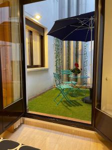 vistas a una mesa y una sombrilla en una habitación en Laurel centro, en Logroño