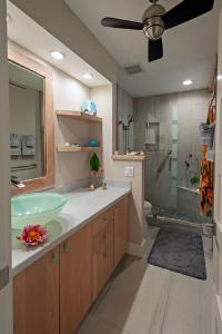 La salle de bains est pourvue d'un lavabo et d'une douche. dans l'établissement Puamana 25B, à Princeville
