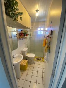 y baño con lavabo, aseo y espejo. en Casa em condomínio à beira mar de Porto de Galinhas, en Ipojuca