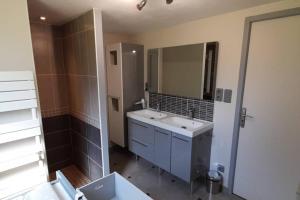 un bagno con un lavandino bianco e uno specchio di Maison en colombage rénovée a La Fontenelle Altre 22 foto
