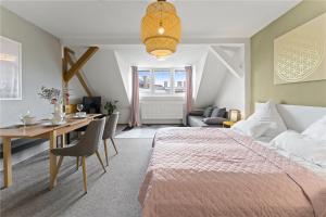 um quarto com uma cama, uma secretária e uma sala de jantar em Holiday 33 Apartments ABCD Alexanderplatz em Berlim