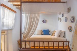 Postel nebo postele na pokoji v ubytování Hidden Gem of Afandou , Traditional House & Patio