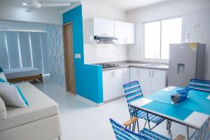 a kitchen and dining room with a table and chairs at Cristal Caribbean Rodadero Santa Marta in Santa Marta