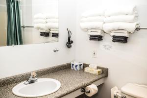 Kylpyhuone majoituspaikassa Crescent Motel
