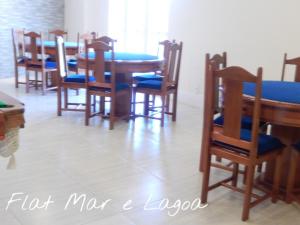 アハイアウ・ド・カボにあるFlat entre Mar e Lagoaのダイニングルーム(テーブル、椅子付)