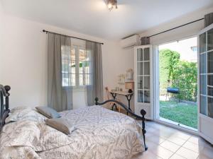 1 dormitorio con cama y ventana grande en Holiday home in La Roquette sur Siane en La Roquette-sur-Siagne