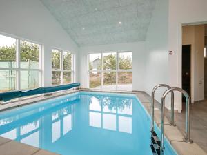 una gran piscina de agua azul en una casa en Holiday home Jerup XXXVII, en Jerup