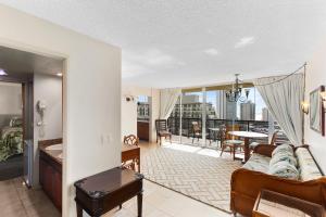 sala de estar con sofá y mesa en Waikiki Beach Condominiums en Honolulu