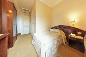 A bed or beds in a room at Zanhotel Tre Vecchi