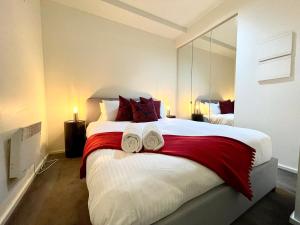 ein Schlafzimmer mit einem großen Bett, auf dem Handtücher liegen in der Unterkunft ReadySet Apartments at Kett in Melbourne + 18 Fotos