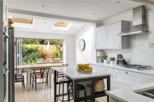 Large and Modern 3 Bedroom Family Home in Earlsfield