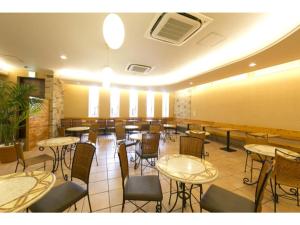 大阪R&B Hotel Umeda East - Vacation STAY 15381v的一间有桌椅的餐厅