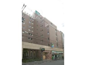 大阪R&B Hotel Umeda East - Vacation STAY 15381v的城市街道上的大型建筑，有一条街道