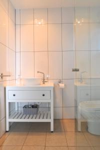 een badkamer met een wastafel en een toilet bij Investigator Beach Breeze Apartments U3 in Kingscote