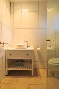 ein Bad mit einem Waschbecken und einem WC in der Unterkunft Investigator Beach Breeze Apartments U3 in Kingscote