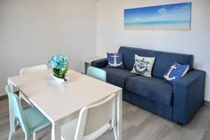 uma sala de estar com um sofá e uma mesa em SalentosulMare em Marina di Lizzano