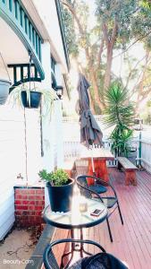 a patio with a table and chairs on a porch at Boxhill 短租房 in Box Hill