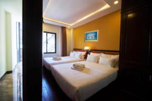 Giường trong phòng chung tại Aladin Hotel