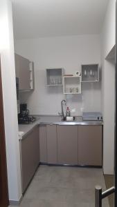 - une cuisine avec un évier et un comptoir dans l'établissement AURA Residence, à Rovinj