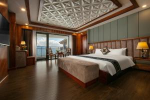 een slaapkamer met een groot bed en een groot raam bij Bamboo Sapa Hotel in Sa Pa