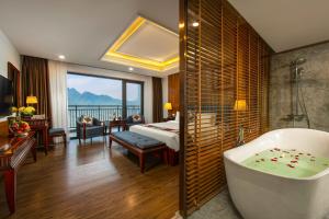 Postel nebo postele na pokoji v ubytování Bamboo Sapa Hotel