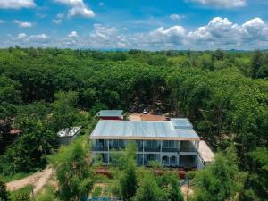 an aerial view of a house in the middle of a forest at น่านวรรณวัตร รีสอร์ท Nan Wannawat Resort in Ban Tong