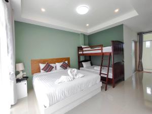 Giường tầng trong phòng chung tại น่านวรรณวัตร รีสอร์ท Nan Wannawat Resort