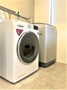 a washing machine and a dryer in a room at Holo Hotel Tainan in Tainan