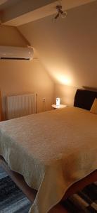 Posteľ alebo postele v izbe v ubytovaní NAPKŐ APARTMAN