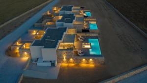 Bazén v ubytovaní T7 LUXURY VILLAS PAROS alebo v jeho blízkosti