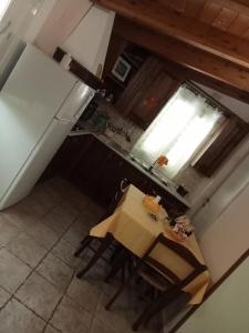 uma vista superior de uma cozinha com uma mesa e um frigorífico em Dependance Sabrina em Città Giardino