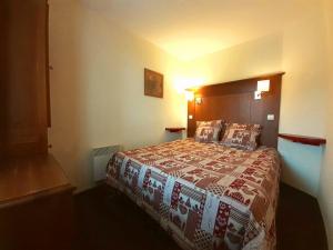 um quarto de hotel com uma cama grande num quarto em Appartement Plagne Soleil, 2 pièces, 5 personnes - FR-1-351-89 em Plagne Villages