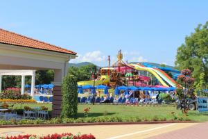 Un aquapark la sau în apropiere de acest complex