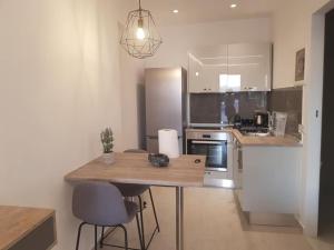 Kuchyňa alebo kuchynka v ubytovaní POUNEDES LUXURY SUITES
