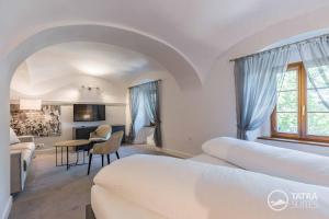 Posteľ alebo postele v izbe v ubytovaní TATRA SUITES Boutique Suites Deforte Elegance 201
