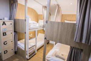 Katil dua tingkat atau katil-katil dua tingkat dalam bilik di Paper Plane Hostel
