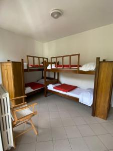 Katil dua tingkat atau katil-katil dua tingkat dalam bilik di Ostello Voltaggio