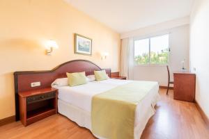 Posteľ alebo postele v izbe v ubytovaní Tropicana Hotel
