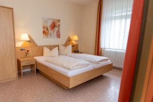 Łóżko lub łóżka w pokoju w obiekcie Haus Sonneck