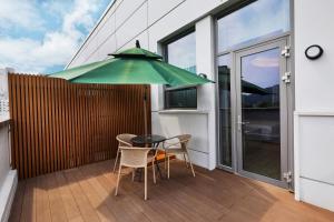 Ein Balkon oder eine Terrasse in der Unterkunft Wirye Militopia Hotel By Marine