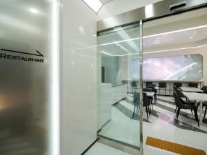 TV i/ili multimedijalni sistem u objektu Henn na Hotel Seoul Myeongdong