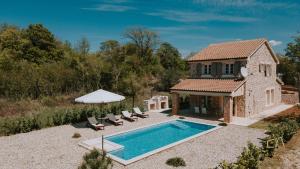 - Vistas al exterior de una casa con piscina en Villa Pepina, en Risika