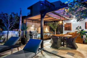En restaurant eller et spisested på HALO Ligaria Suite 100m next to the beach with private pool
