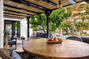 Posezení v ubytování HALO Ligaria Suite 100m next to the beach with private pool
