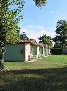 uma fila de casas móveis num parque em Marina Týnec n. L. - Kemp em Týnec nad Labem
