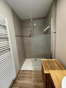 弗朗科爾尚的住宿－Ver'Olive，带淋浴的浴室和玻璃门