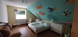 Postel nebo postele na pokoji v ubytování Ferienwohnung-in-Mecklenburg-am-Kritzower-See-mit-Ruderboot