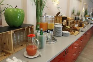 a kitchen with an apple on a counter with drinks at H+ Hotel Erfurt in Erfurt